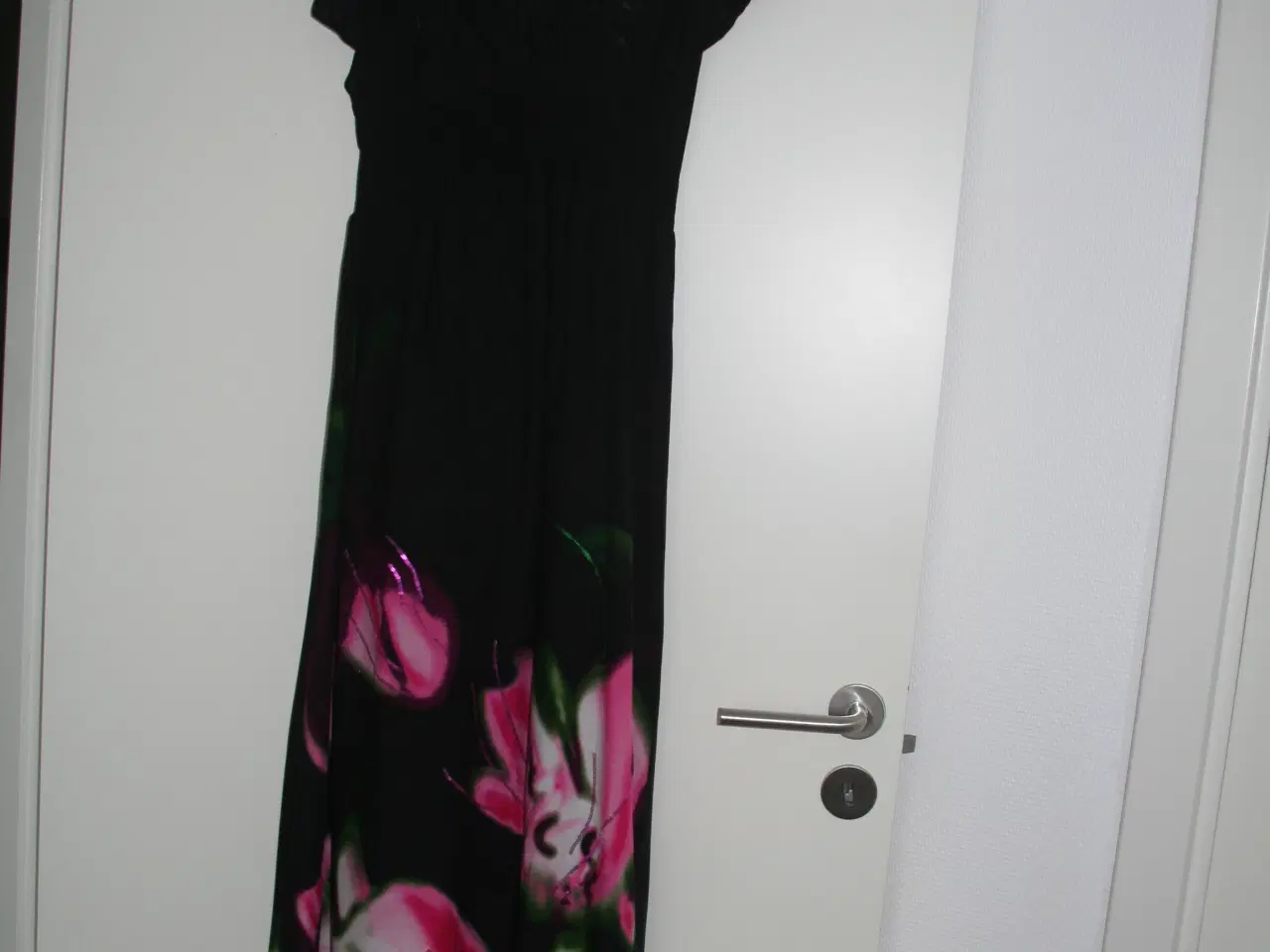 Billede 1 - Flot sort kjole med dejlige farve for neden