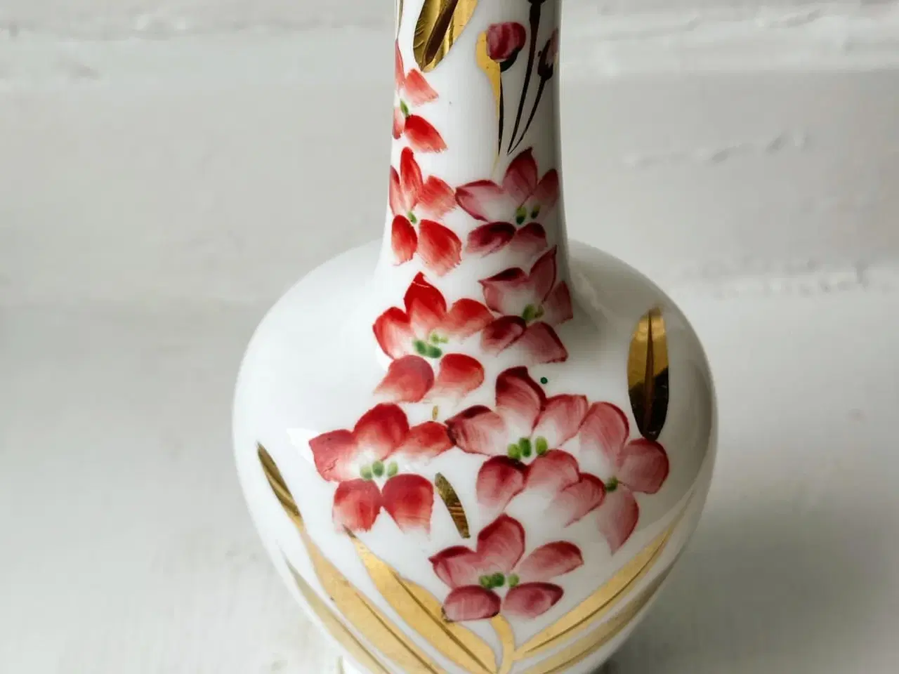 Billede 2 - Opalineglas m blomster og guld, lille rids