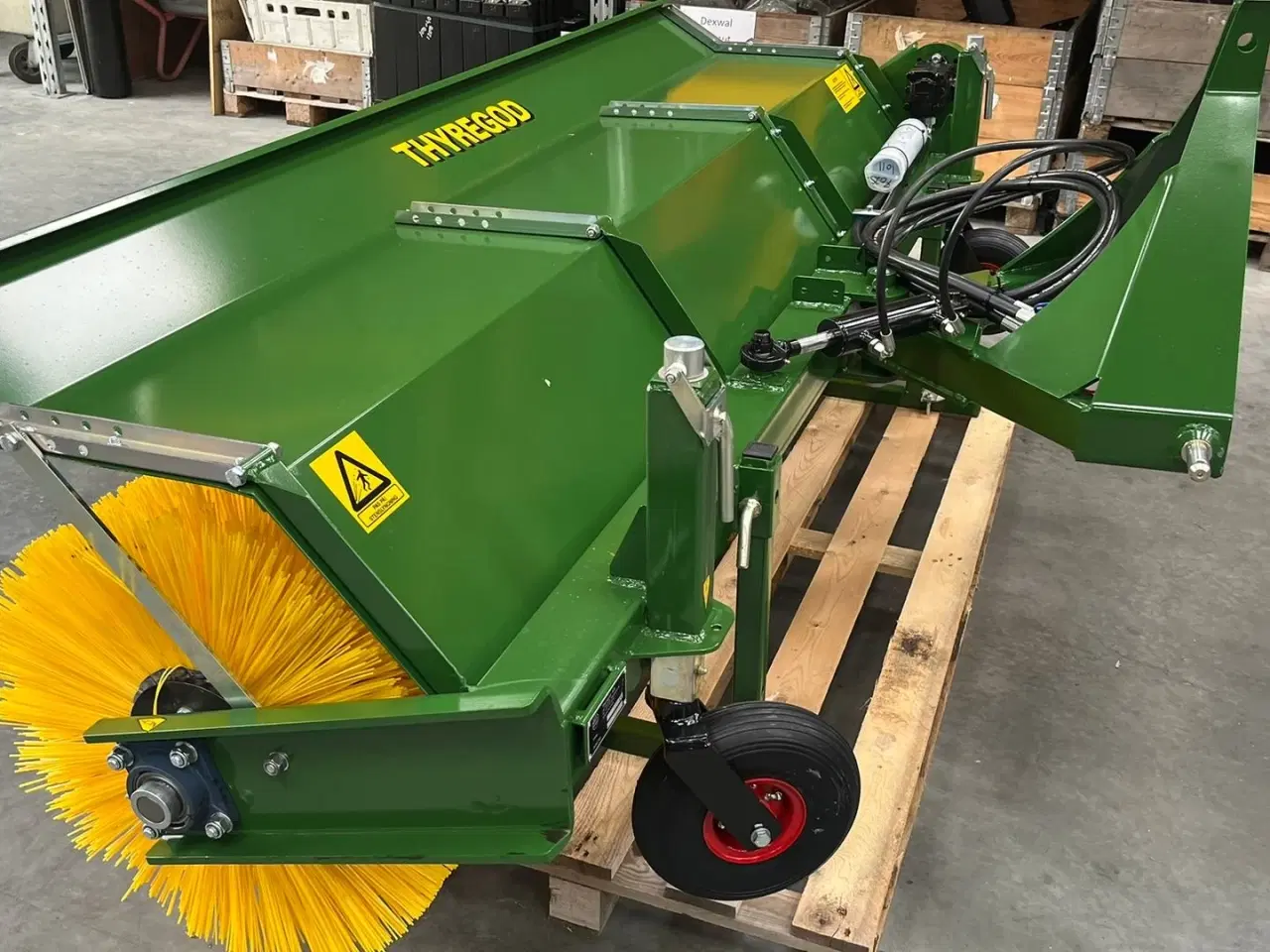 Billede 2 - Thyregod TK 2800 med nylon børster og hydraulisk sving. brede 2800 og feje brede 2500