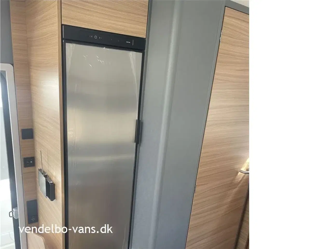 Billede 15 - 2024 - Dethleffs Just T 7052 EB - 90 Year   Enkeltsenge med 150 mm tyk 7-zoners madrasser i klimaregulerende materiale og gode liggemål på hele 215 cm
