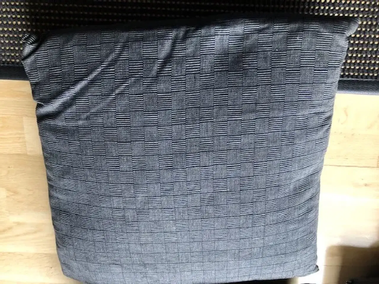 Billede 4 - 4 sorte sofa-puder