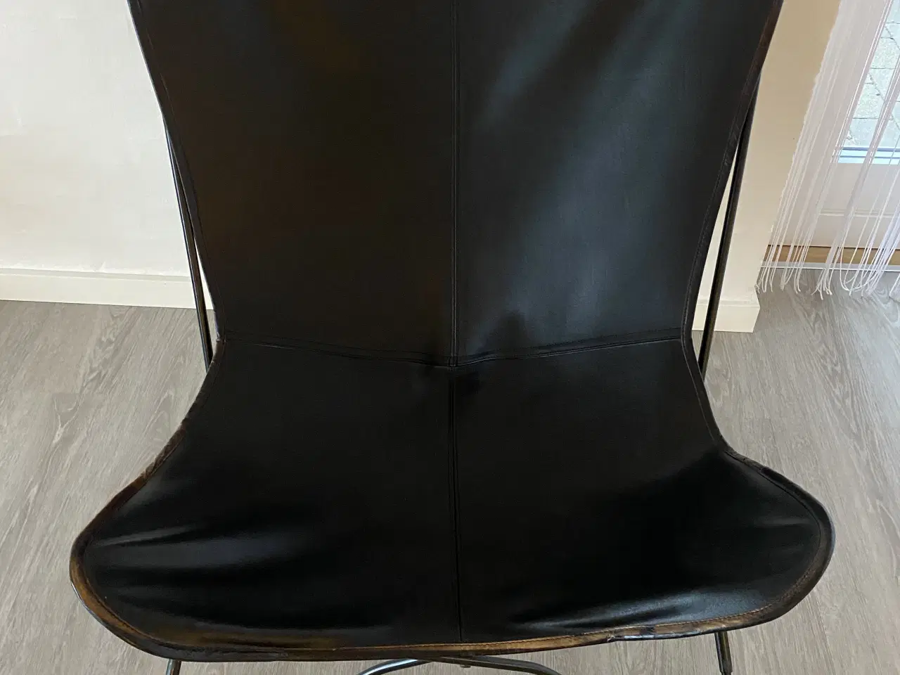 Billede 4 - Velholdt Sort Flagermusstol