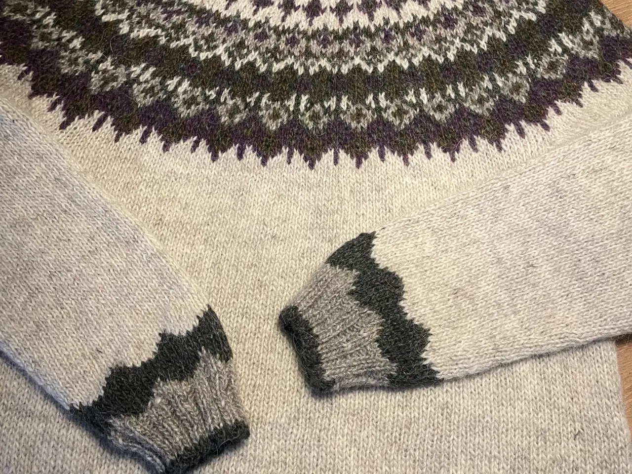 Billede 1 - Strikket islandsk sweater