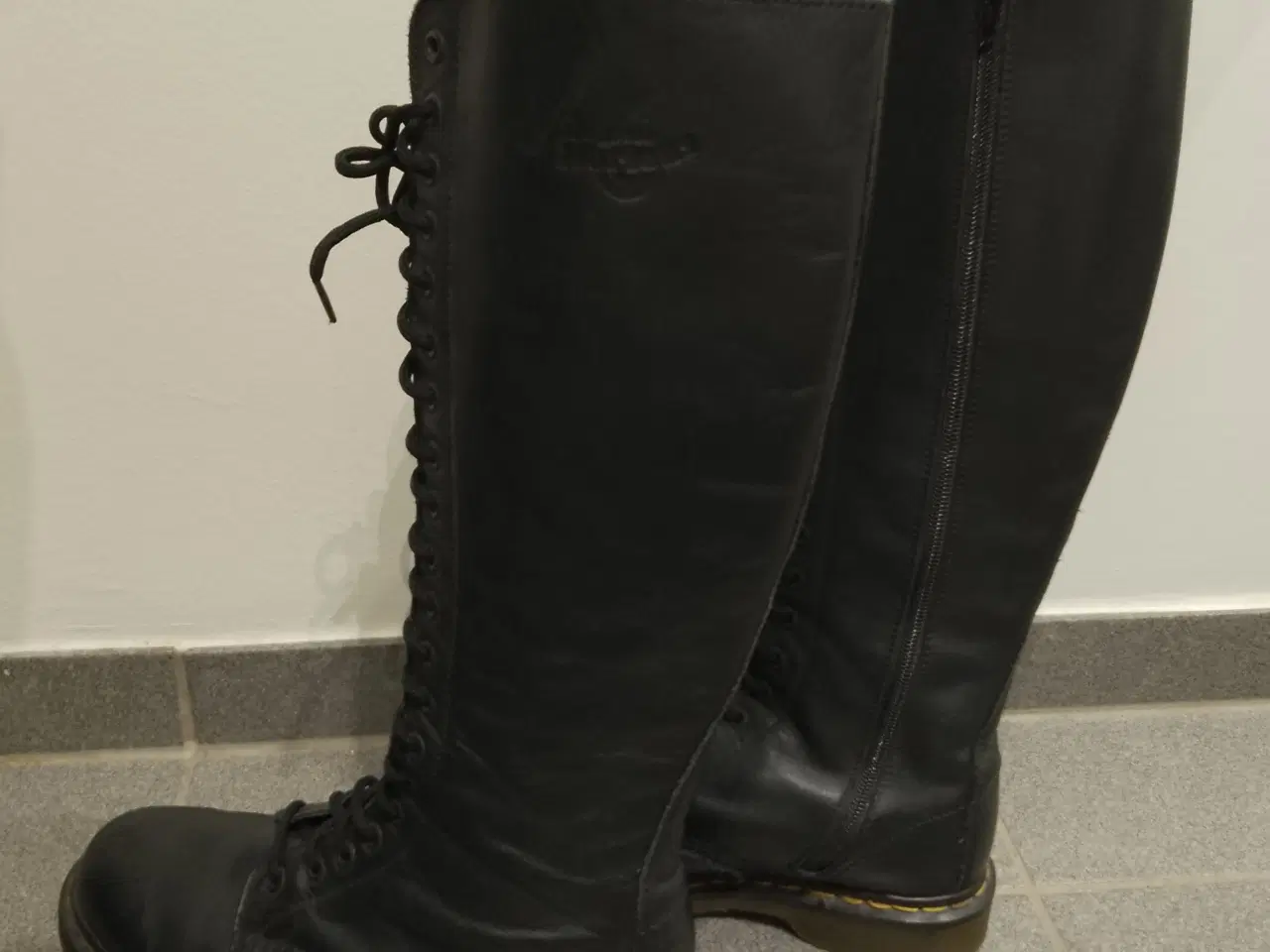 Billede 4 - Dr. Martens - lange læder støvler