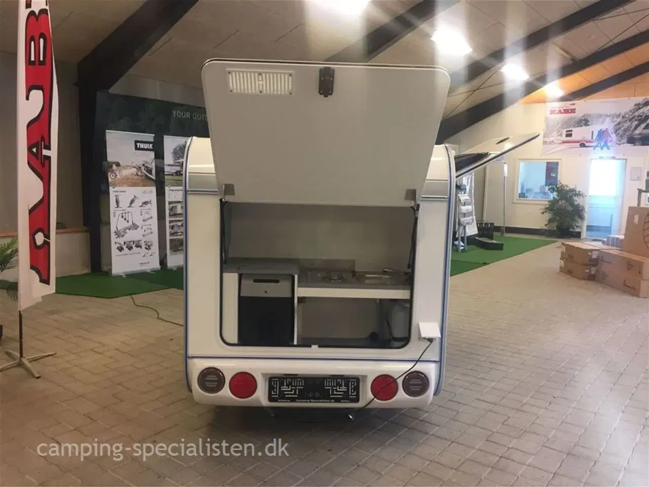 Billede 4 - 2025 - Tomplan Mini Tommy De-Luxe   Tomplan Mini Tommy De-Luxe med bremser, køkken, køleskab, vandtank, gasblus og mm.  Hos Camping-Specialisten.dk Aarhus