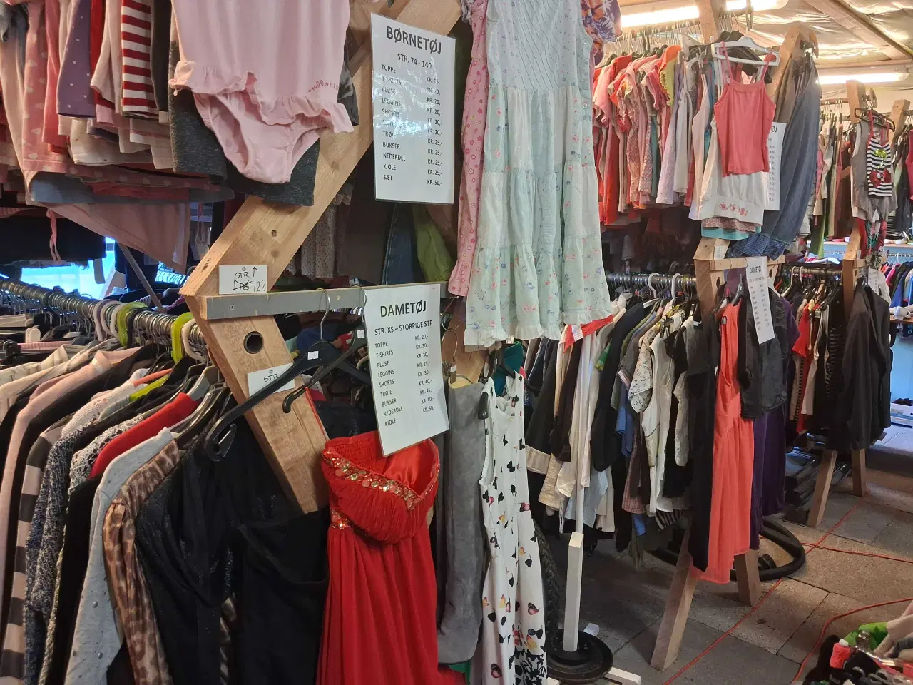 Billede 19 - STORT Tøjmarked  åbent den 3/5-26