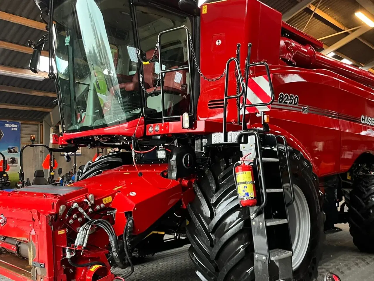 Billede 13 - Case IH 8250 Axial-Flow med 35fod Varicut skærebord. Dansk maskine
