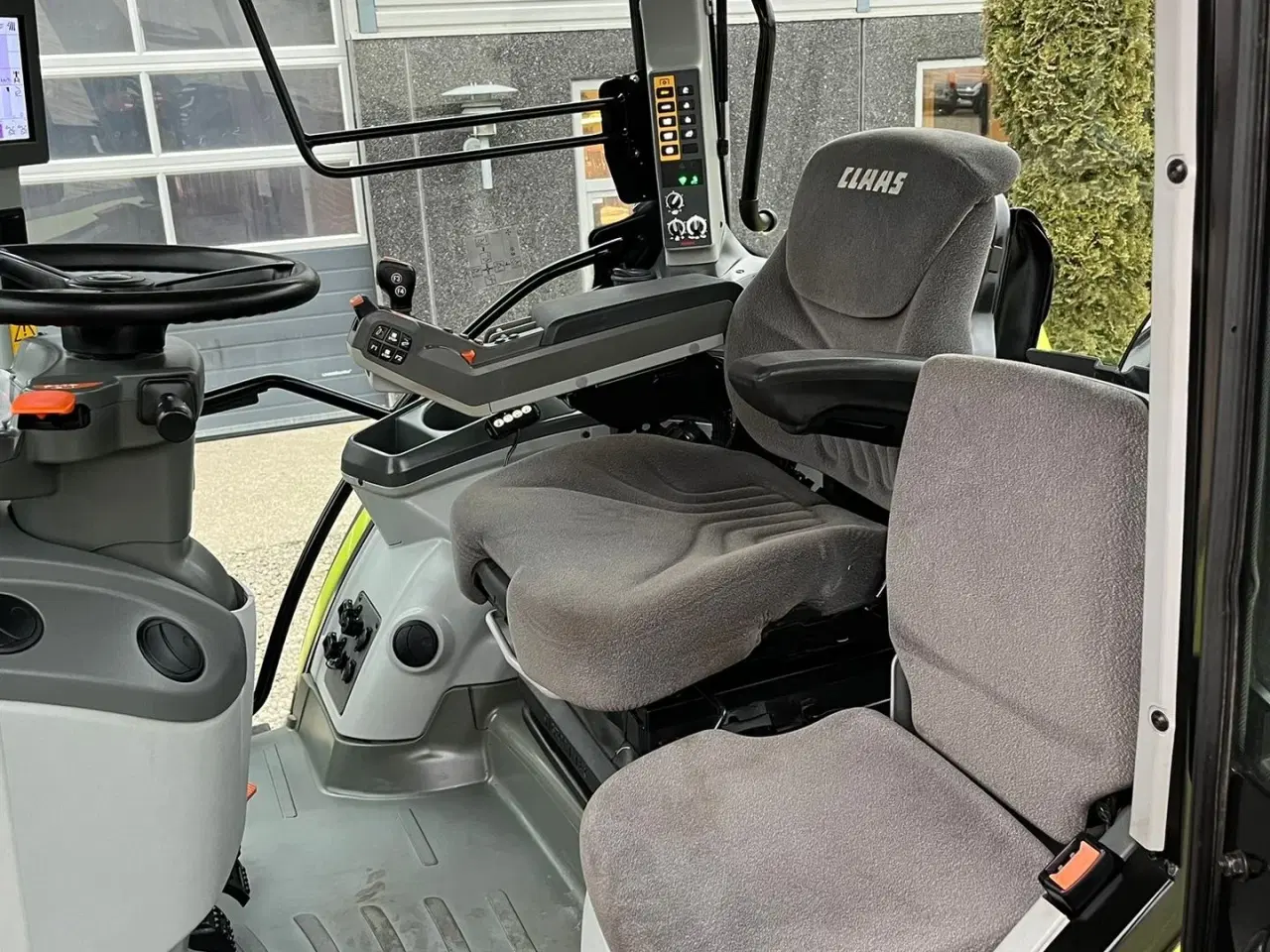 Billede 10 - CLAAS ARION 650 med frontlift og frontlæsser