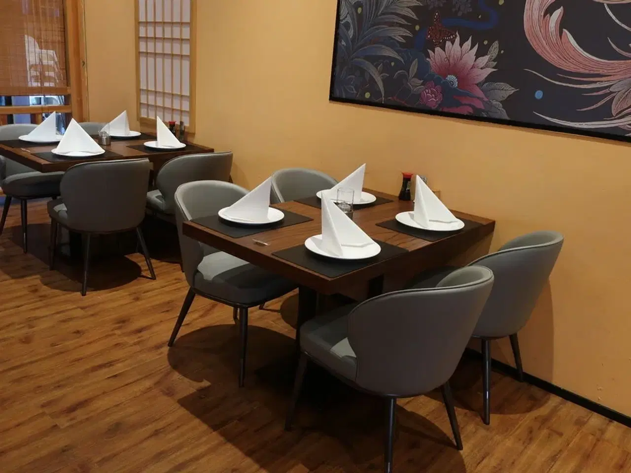 Billede 2 - 4 borde og 16 nye stole