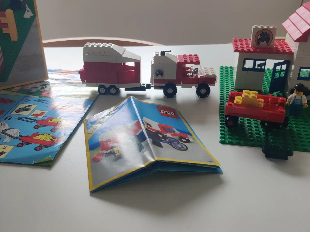 Billede 3 - Lego hestestald og bil med hestetrailer 