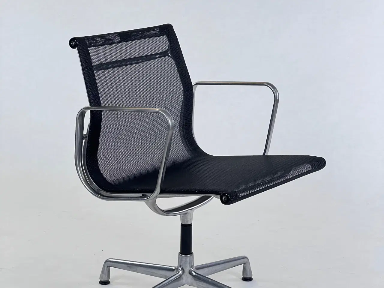 Billede 1 - Charles Eames Ea-108 chair - black mesh