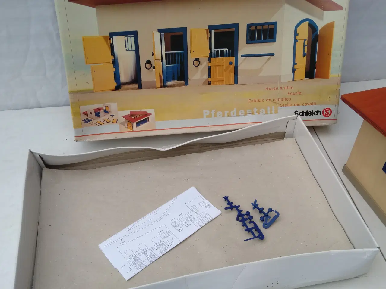 Billede 9 - Schleich hestestald med masser af tilbehør