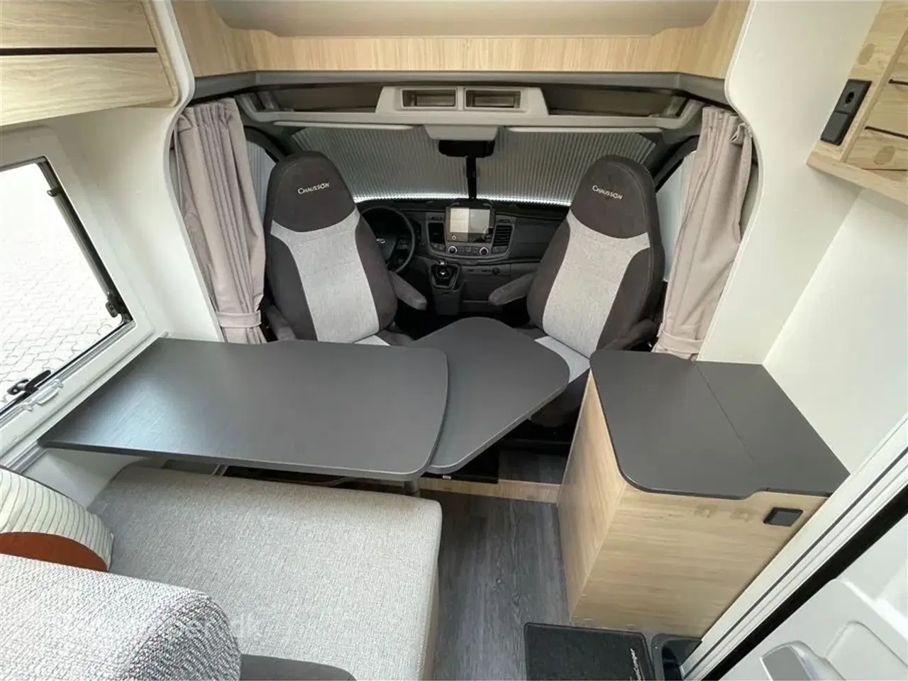 Billede 10 - 2022 - Chausson First Line S514   Smal model med god plads, dobbeltseng og stor fleksibel garage, el trin v/bodelsdør og undervognsbehandlet.
