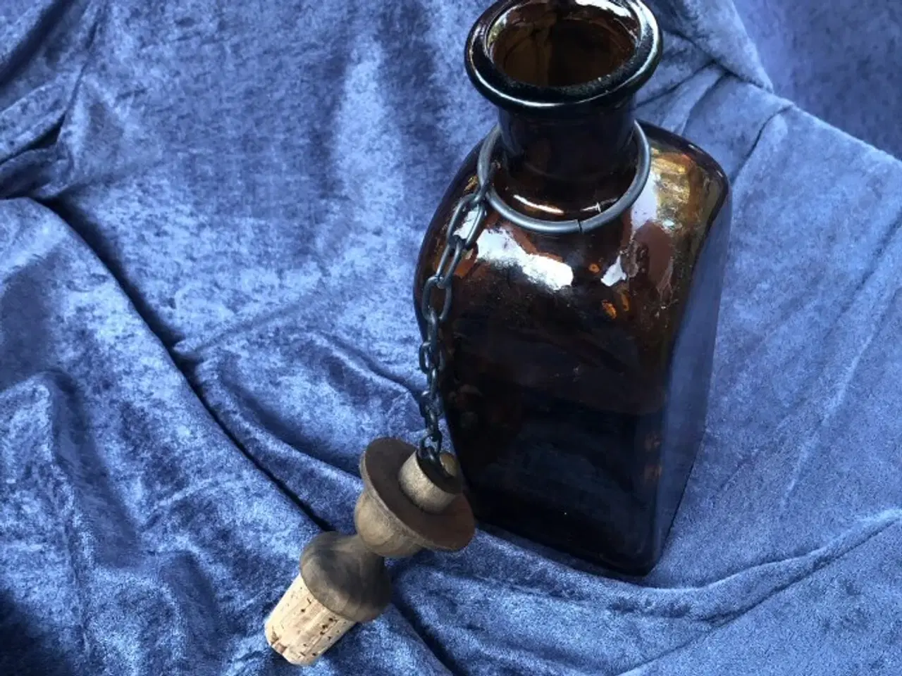 Billede 3 - Brun glas karaffel med træprop – ca 30 cm høj