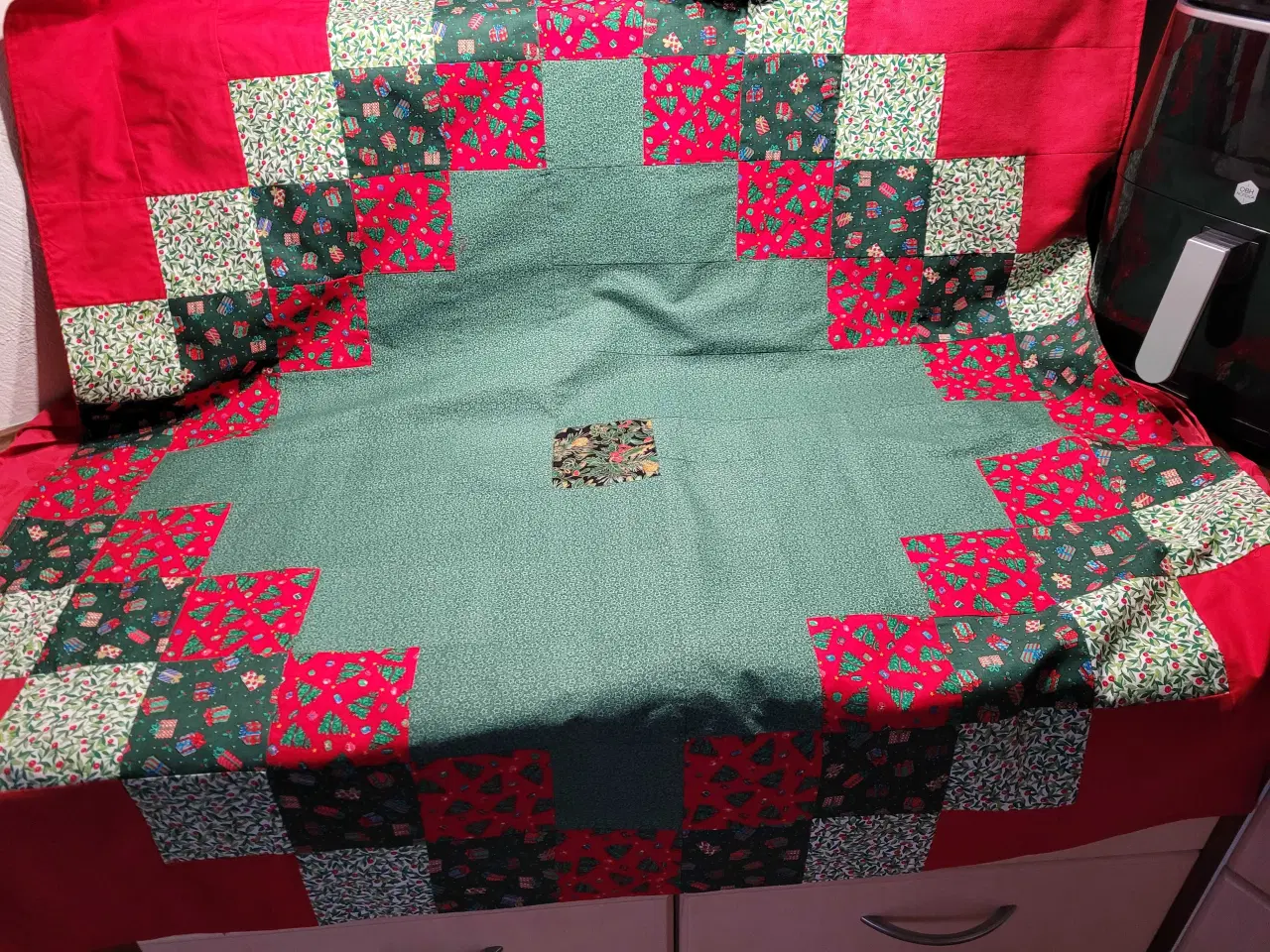 Billede 1 - Patchwork juletræe tæppe helt nyt.