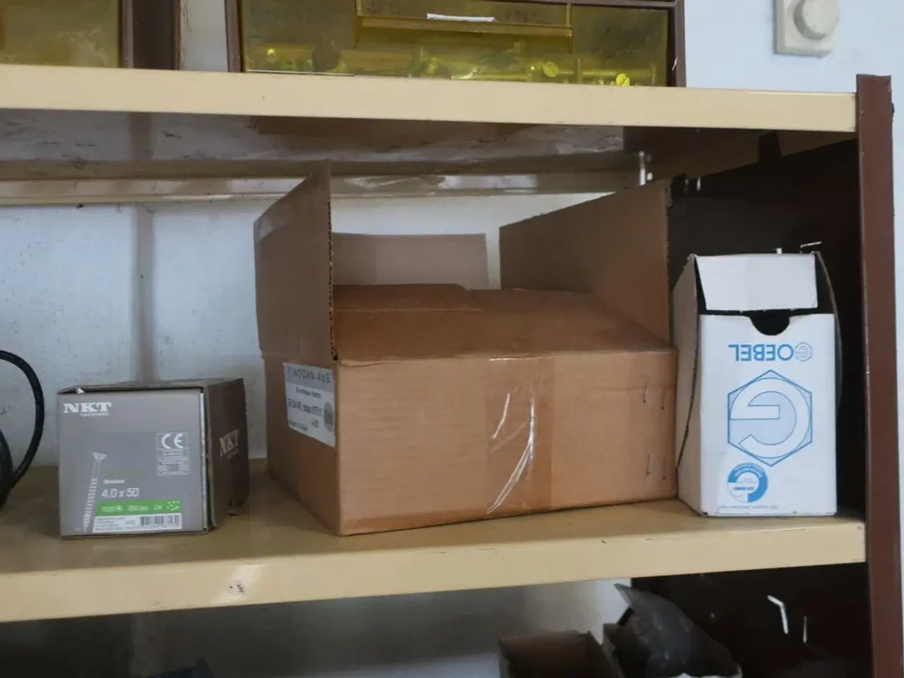 Billede 4 - Reol med div. Skruer, pudsemaskine SKILL m.m.