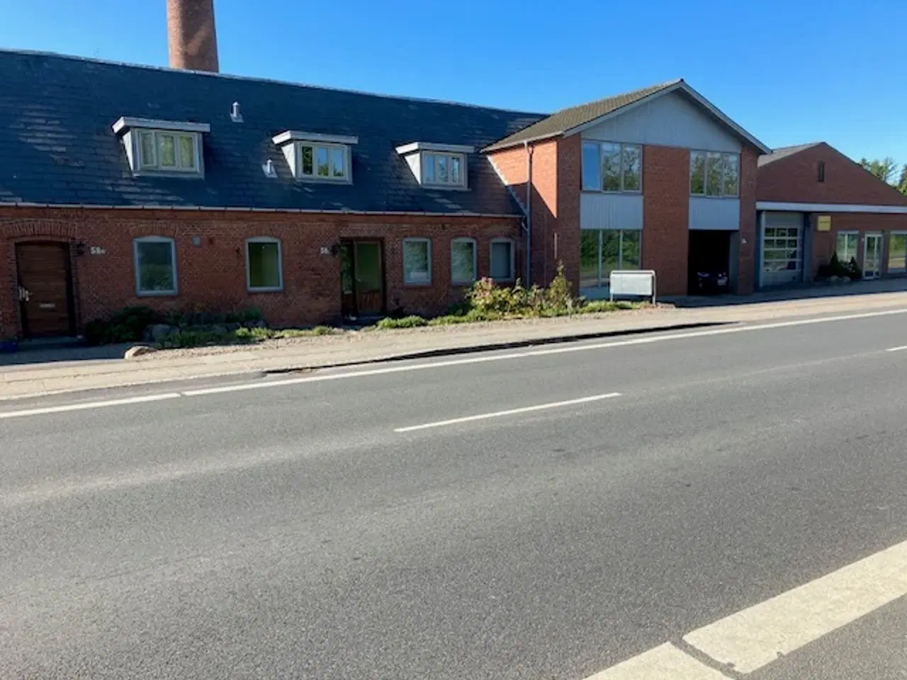 Billede 2 - Erhvervsejendom med boliger direkte tik A 8 