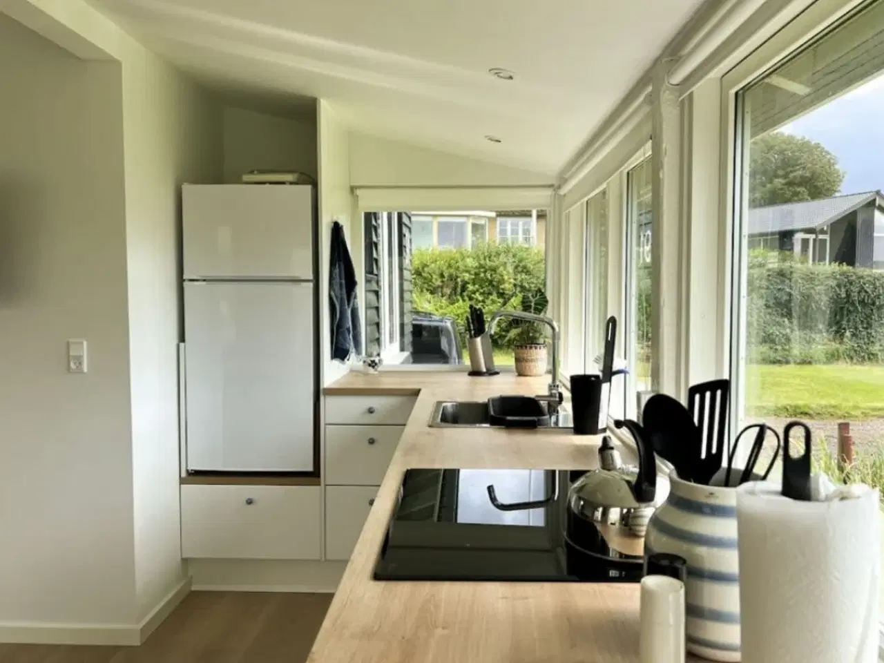 Billede 5 - Dette charmerende sommerhus byder p� en enest�ende beliggenhed i rolige og natursk�nne omgivelser, med direkte adgang til naturen lige udenfor d�ren. Blot 100 meter v�k finder du din egen private badestrand udstyret med liggestole.