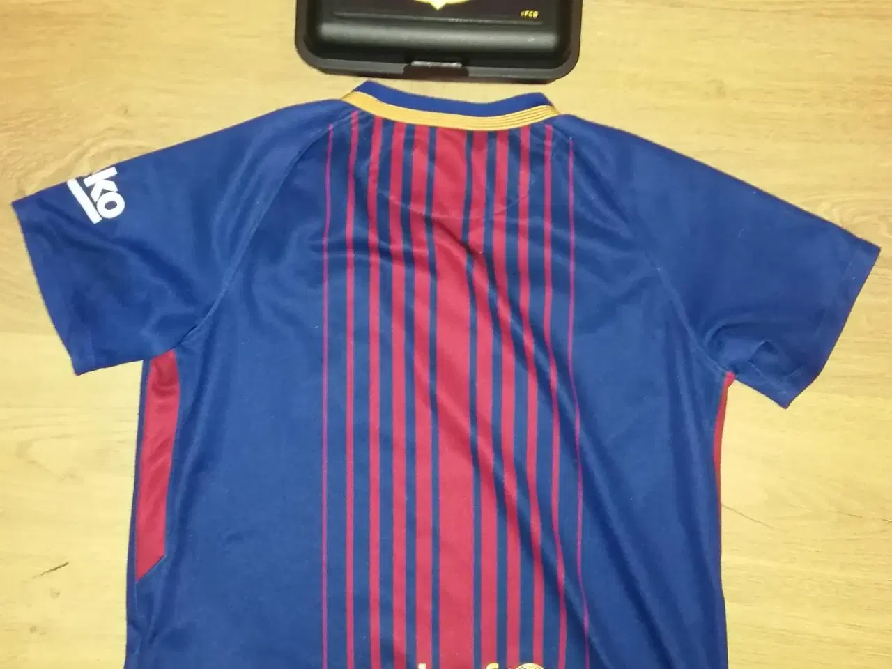 Billede 3 - FC BARCELONA 2017 TRØJE STR. 6/7 ÅR OG NY MADKASSE