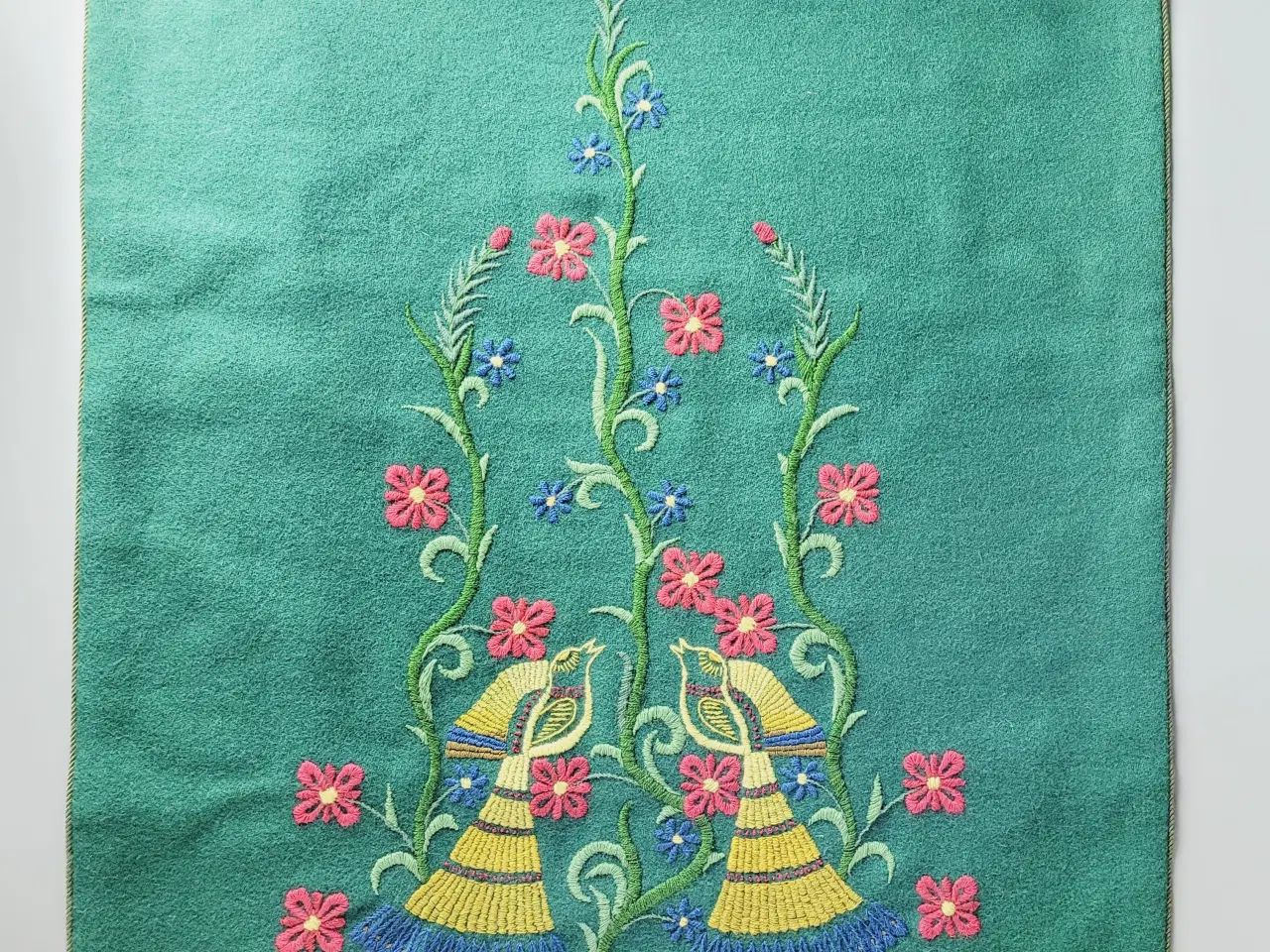 Billede 6 - ⭐️· Antikt vægophæng med broderi og dekorative pib