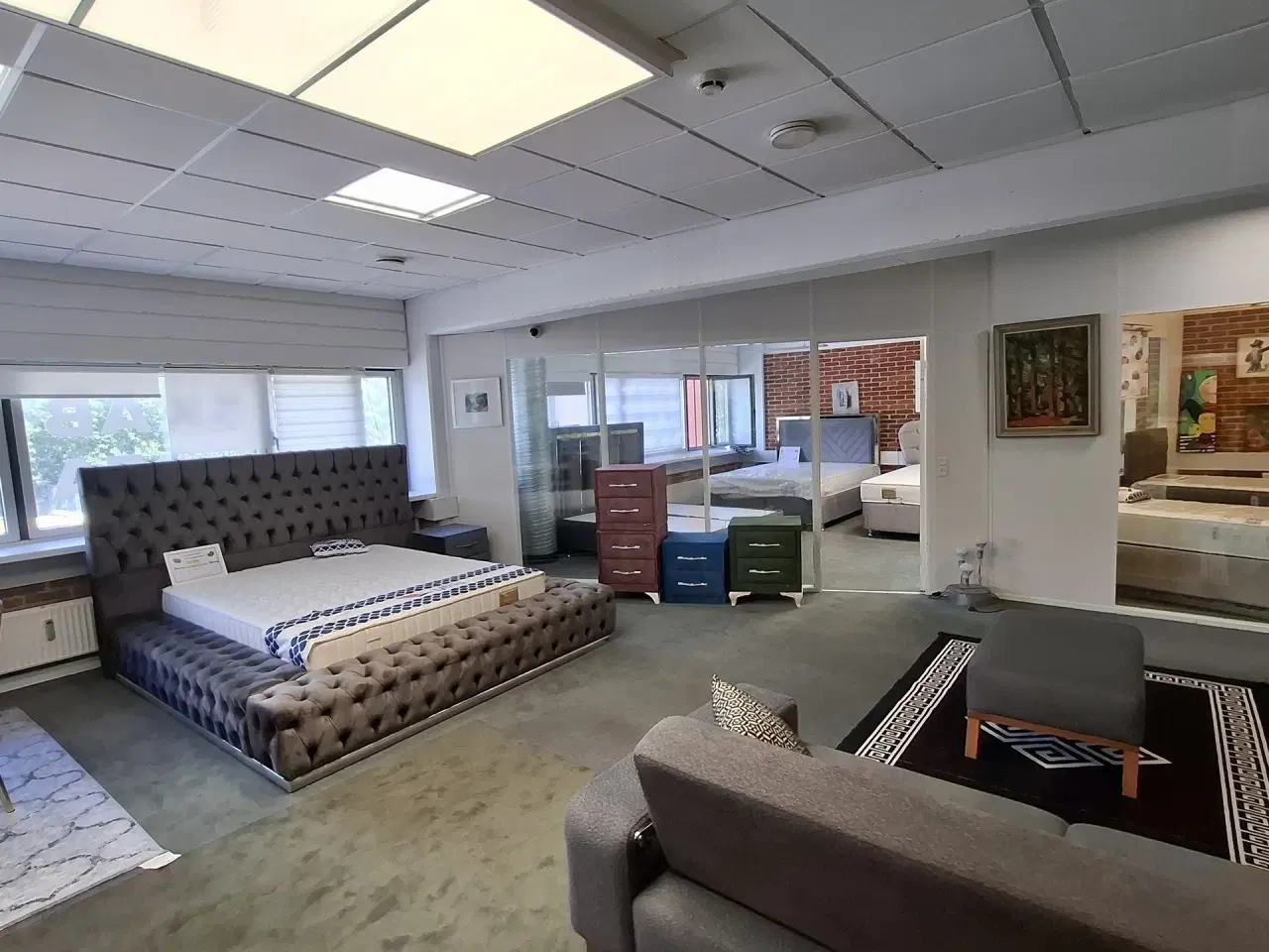 Billede 5 - – Showroom. Klinik, Butik, Gaming, Kontor mm. – Stort åbent areal i midten og mindre cellekontorer i glas.