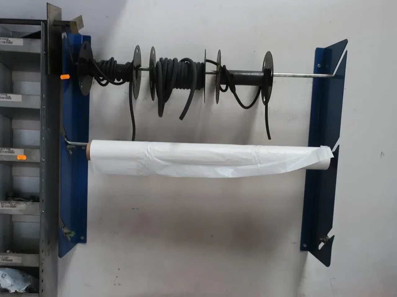 Billede 2 - Sortimentsreol med indhold