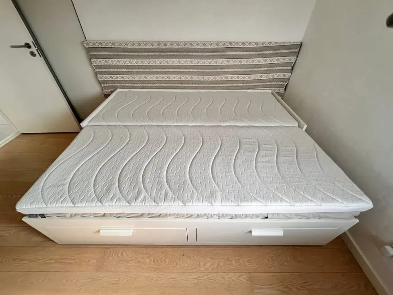 Billede 2 - Hvid IKEA Brimmes gæsteseng 80/160 x 200