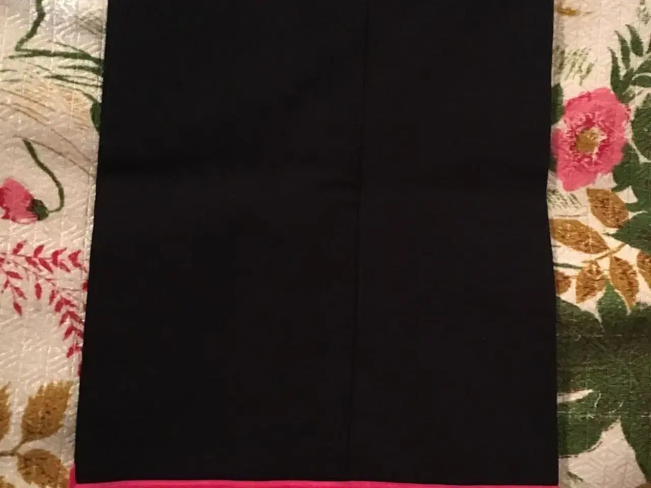 Billede 3 - To par sorte bukser til salg
