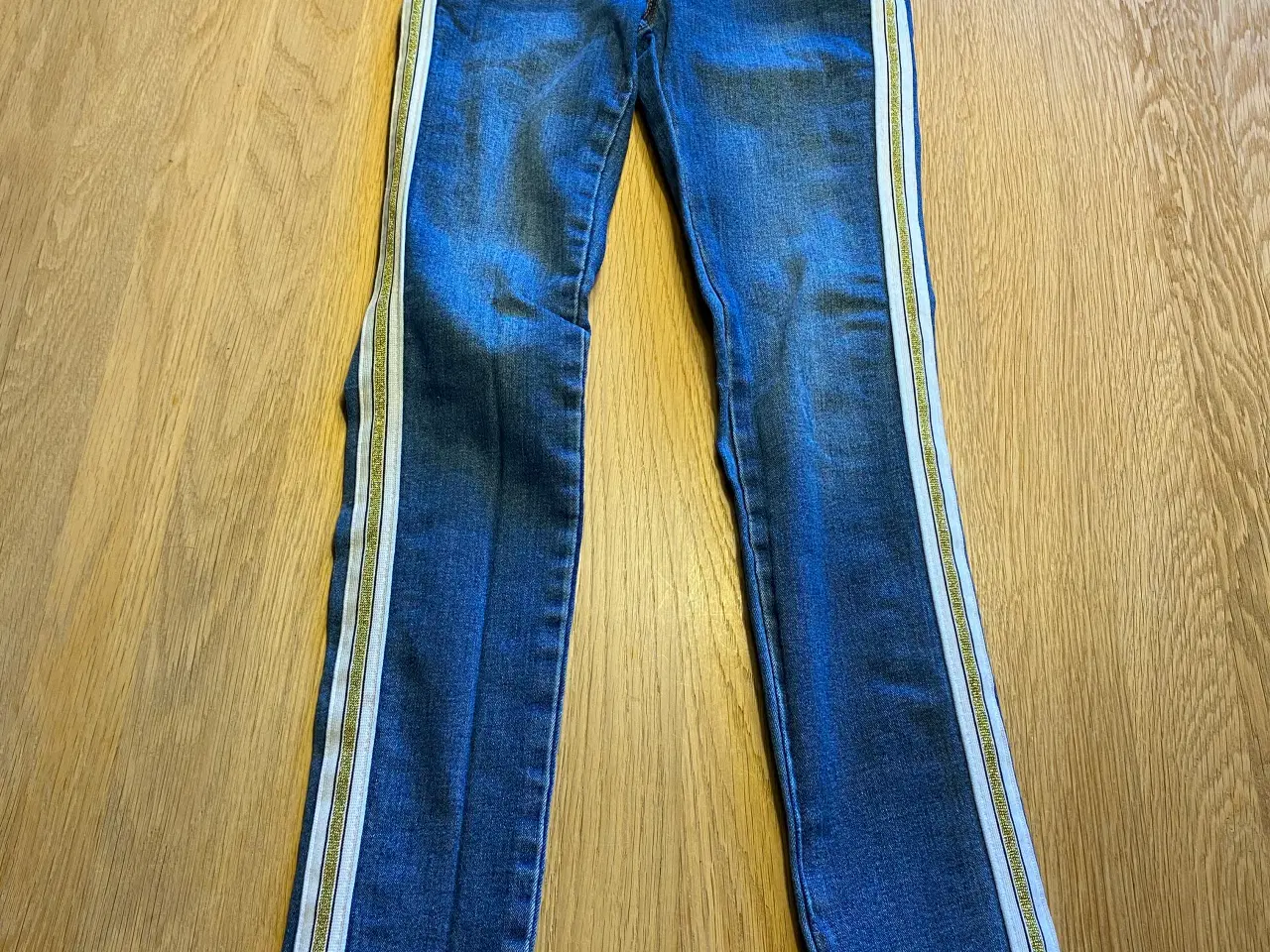 Billede 3 - Stribede jeans med god vide str. 134. Tshirt mm