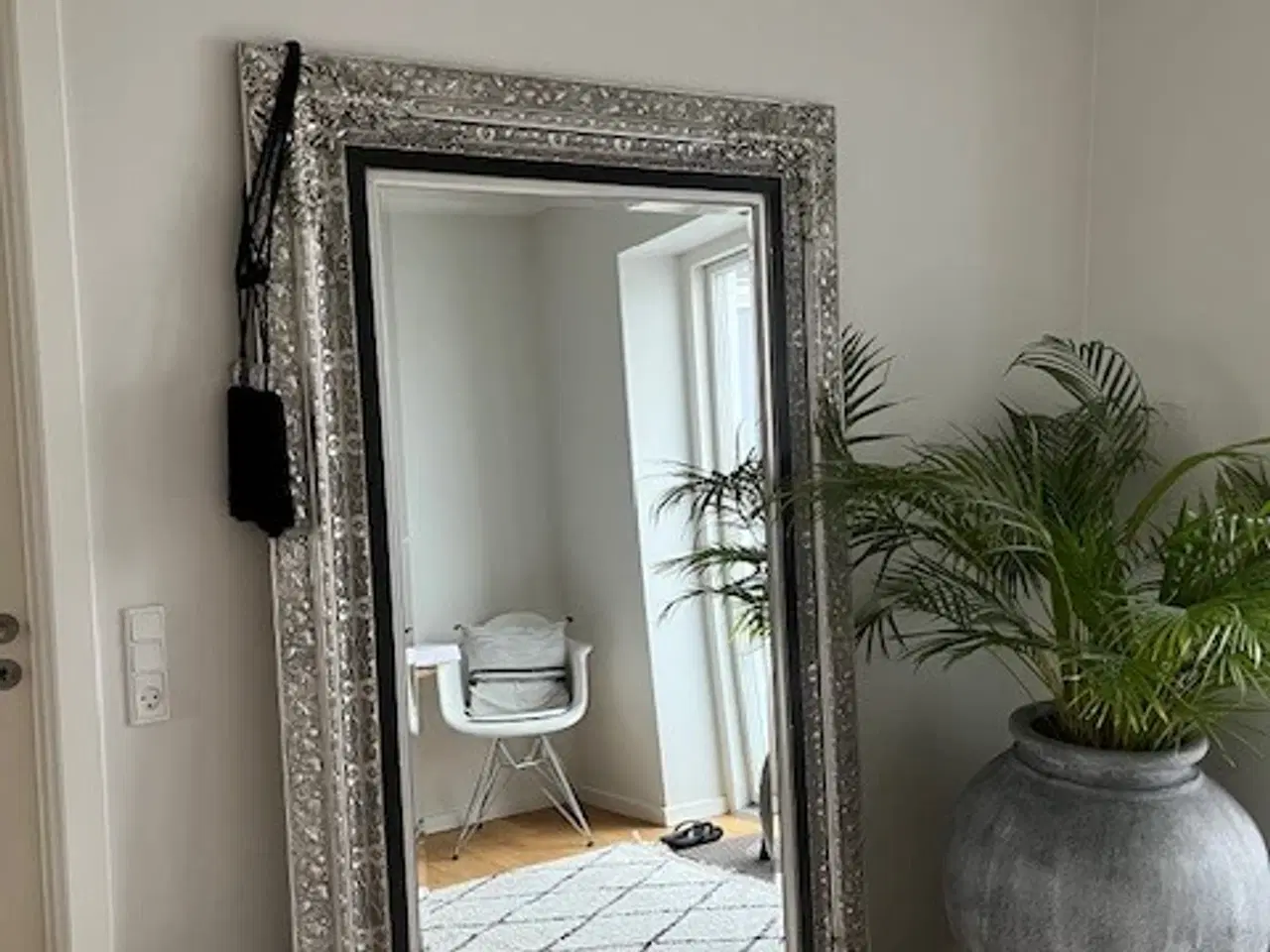 Billede 1 - Flot gulv-spejl med sølvramme og sort kant