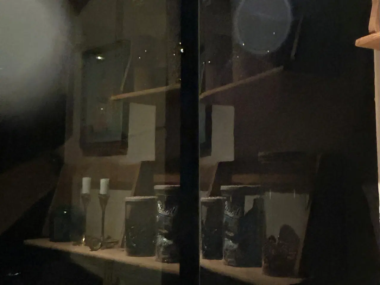 Billede 3 - Køkken overskabe med røgfarvede låger