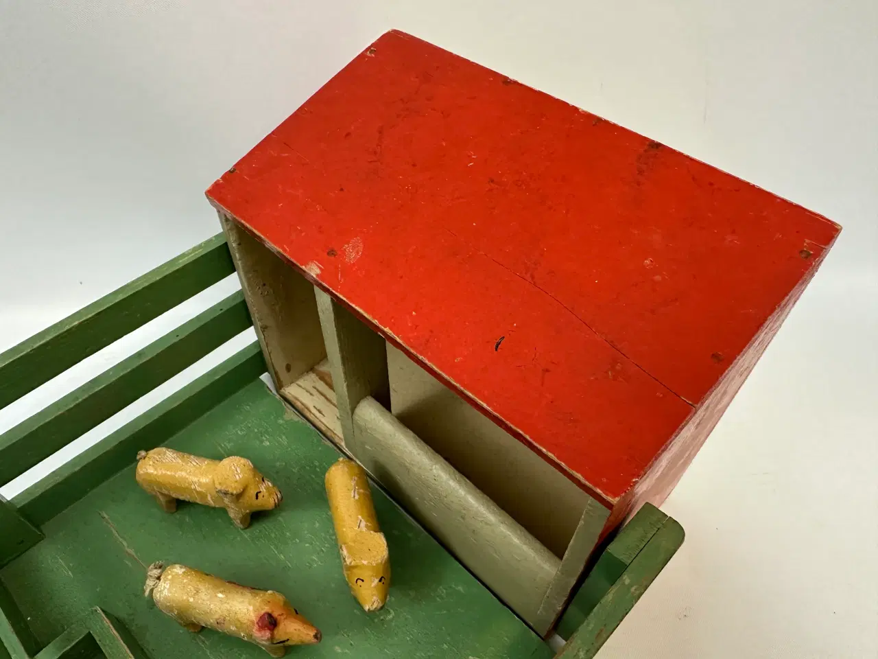 Billede 4 - Ældre grisestald m. grise (Fængselslegetøj)