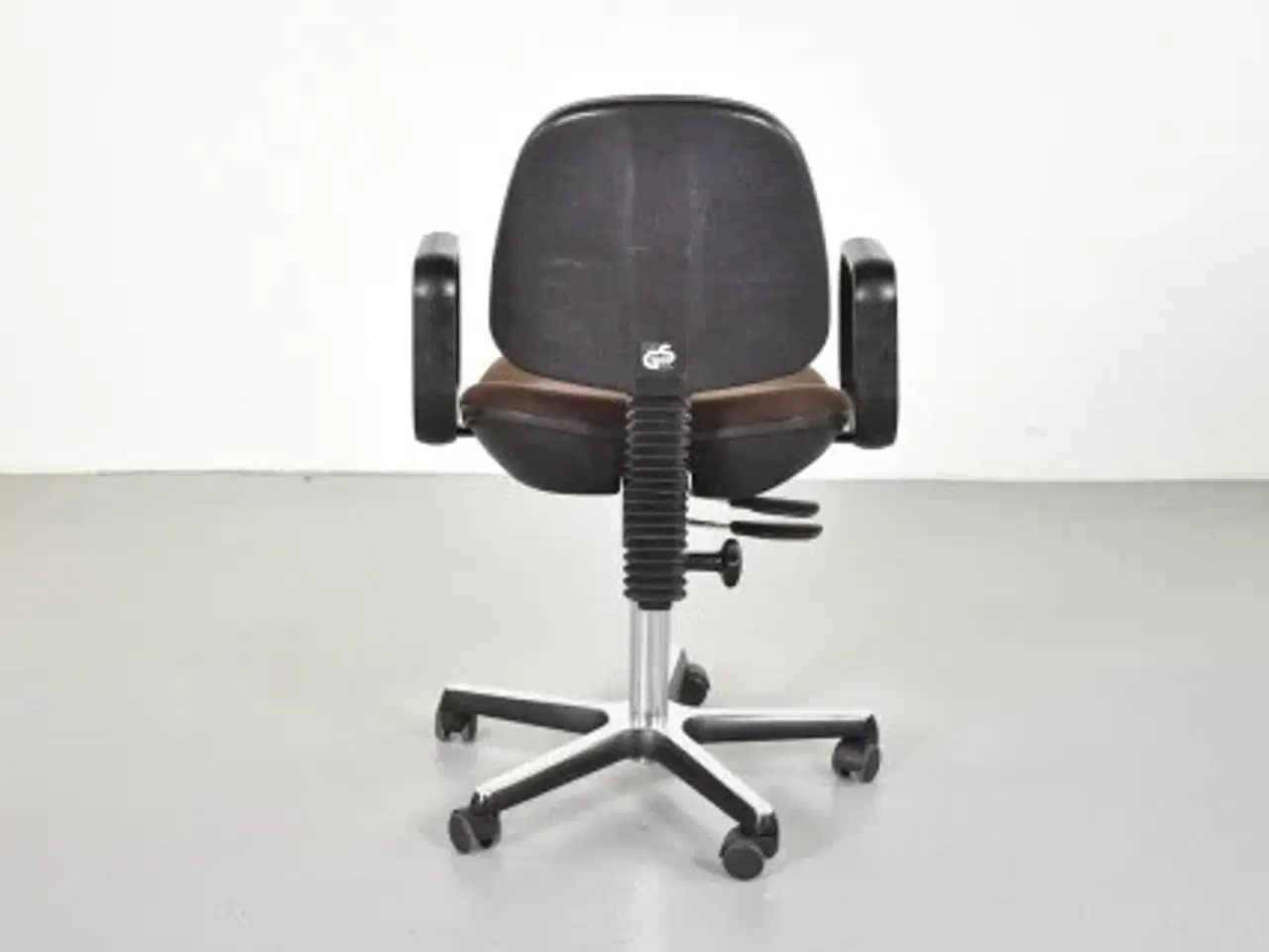 Billede 3 - Dauphin kontorstol med brunt polster og sorte armlæn