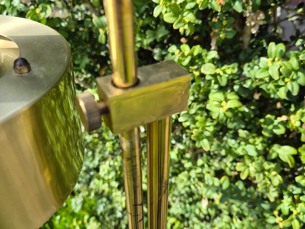 Billede 15 - Elegant og praktisk gulvlampe i messing