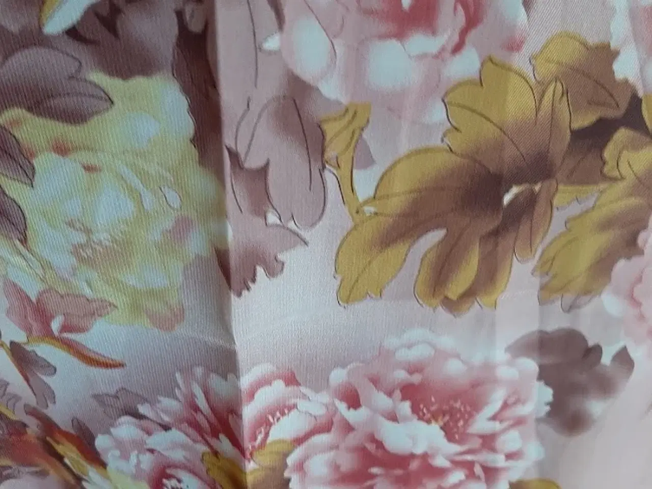 Billede 3 - tørklæder i print,aflang.med ass.blomster/påfugle