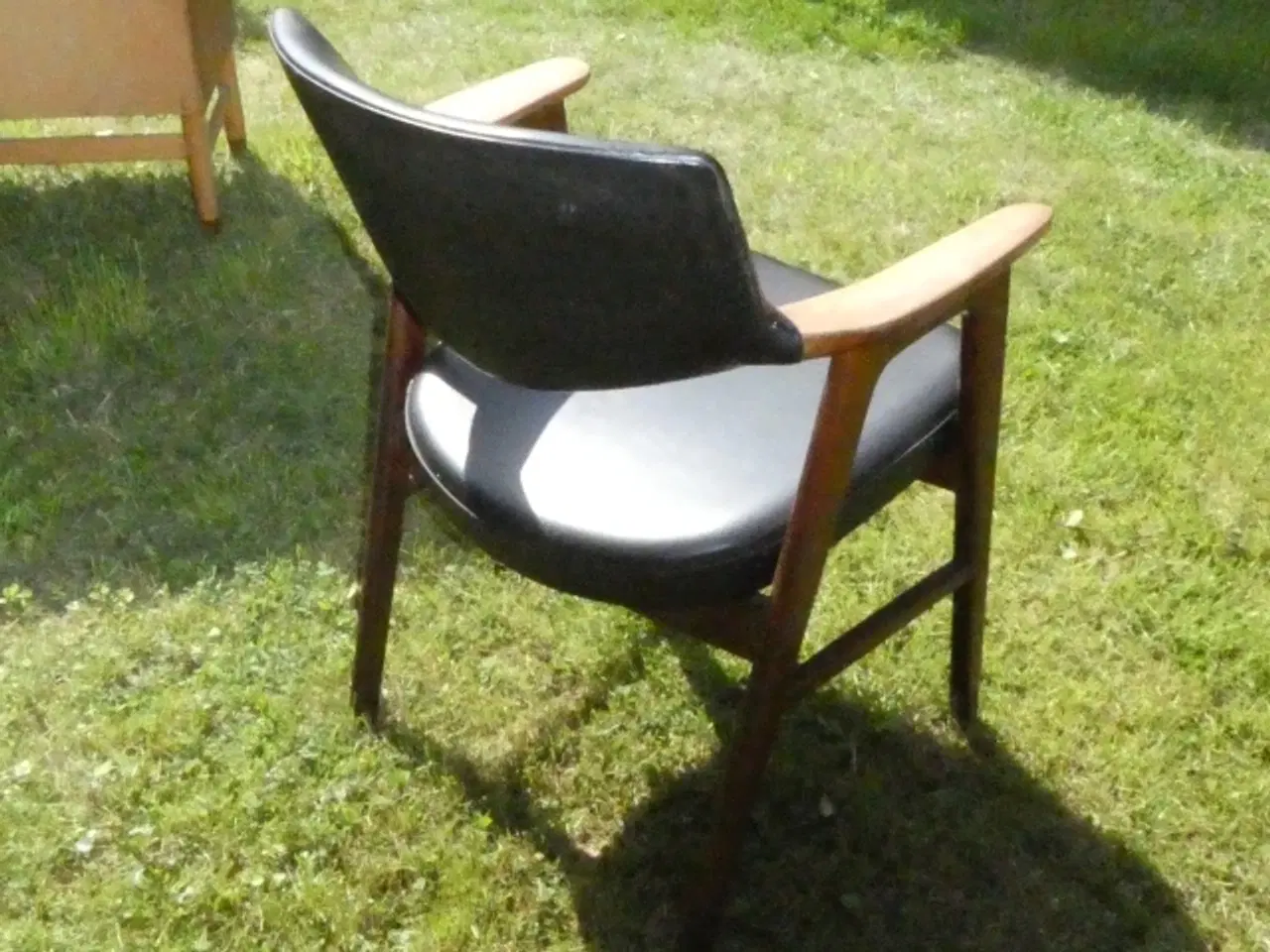 Billede 4 - Wegner stol skal lige vaskes af