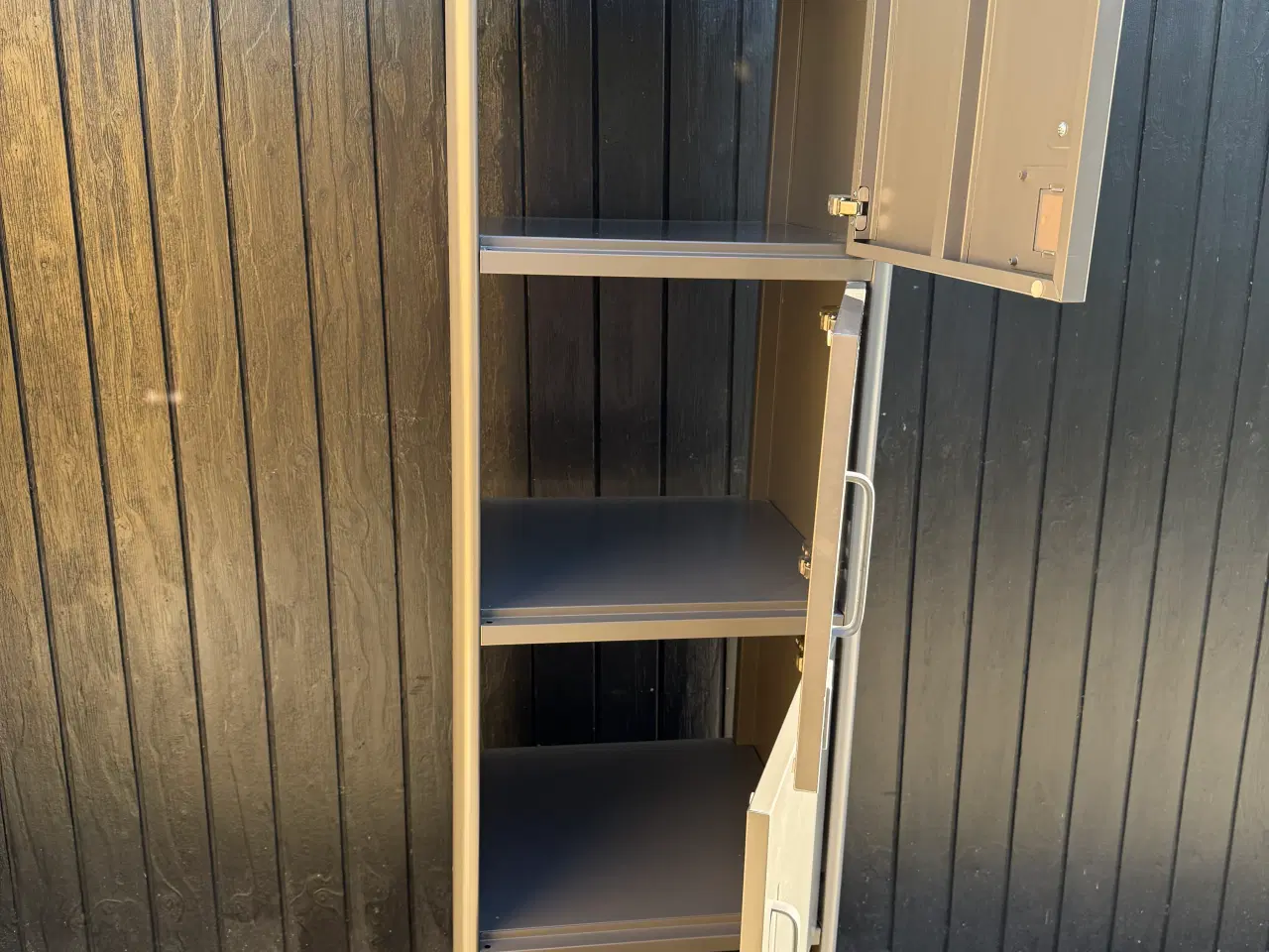 Billede 2 - Ikea Idåsen højskab med skuffe og låger