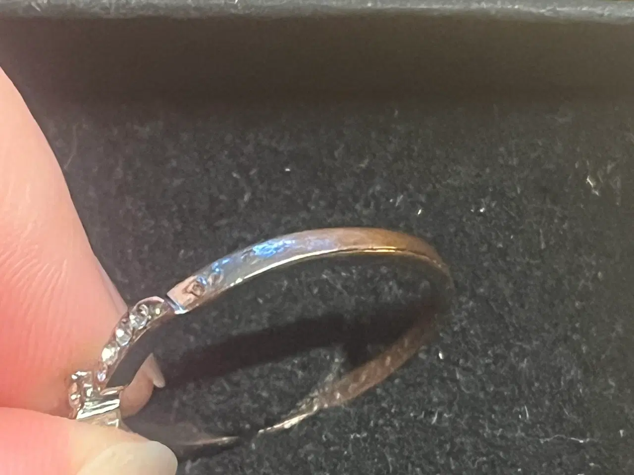 Billede 7 - Sølv ring med diamant design