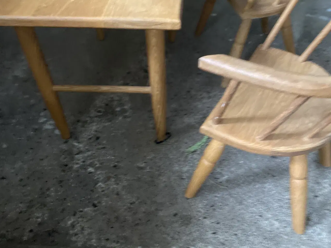 Billede 2 - Bord og 2 stole i træ