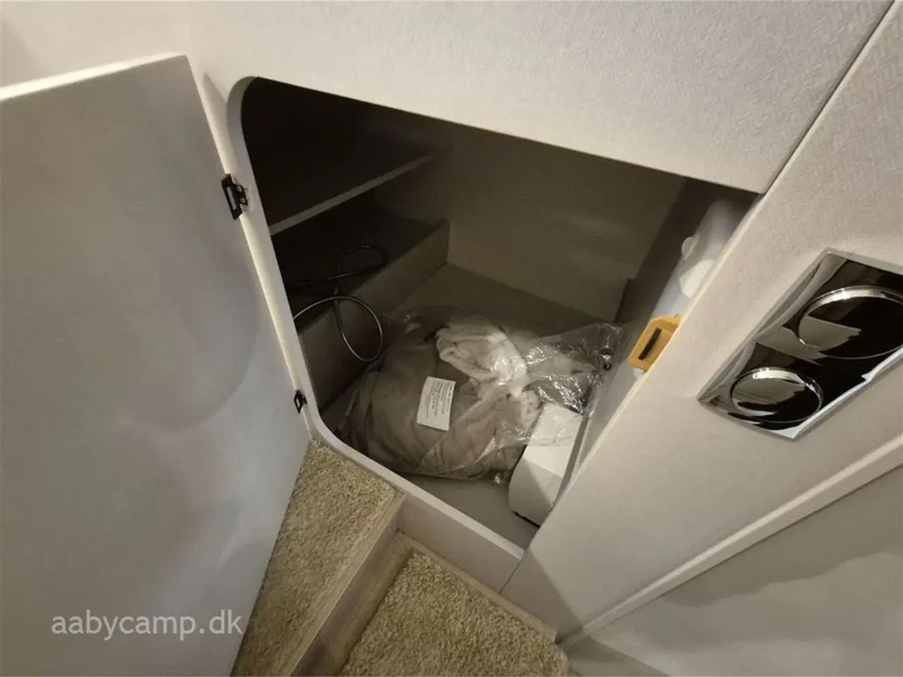 Billede 21 - 2023 - Bürstner Lineo T690 G   Automatgear. solcelle. 2x batterier. inverter. maxfann. Fyldegas. kompressor køleskab. Avara alarm system. anhængertræk. elektrisk indgangstrin.