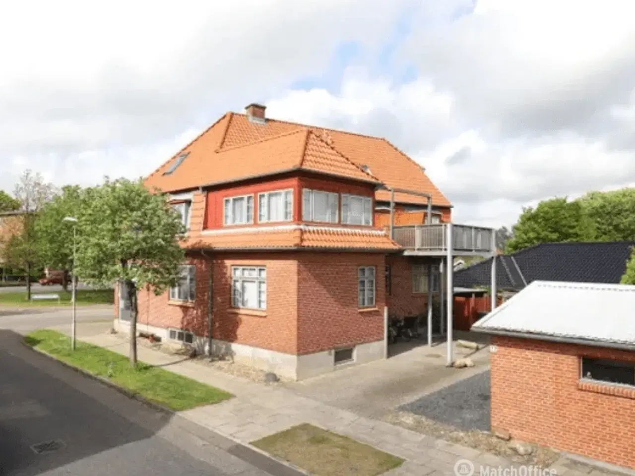 Billede 1 - Køn rødstensejendom med fem lejemål – oplagt investeringseje