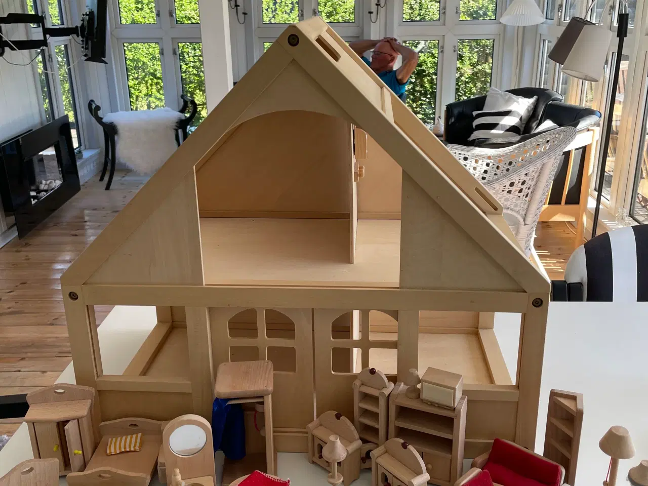 Billede 1 - Dukkehus med Møbler .Pris 300kr