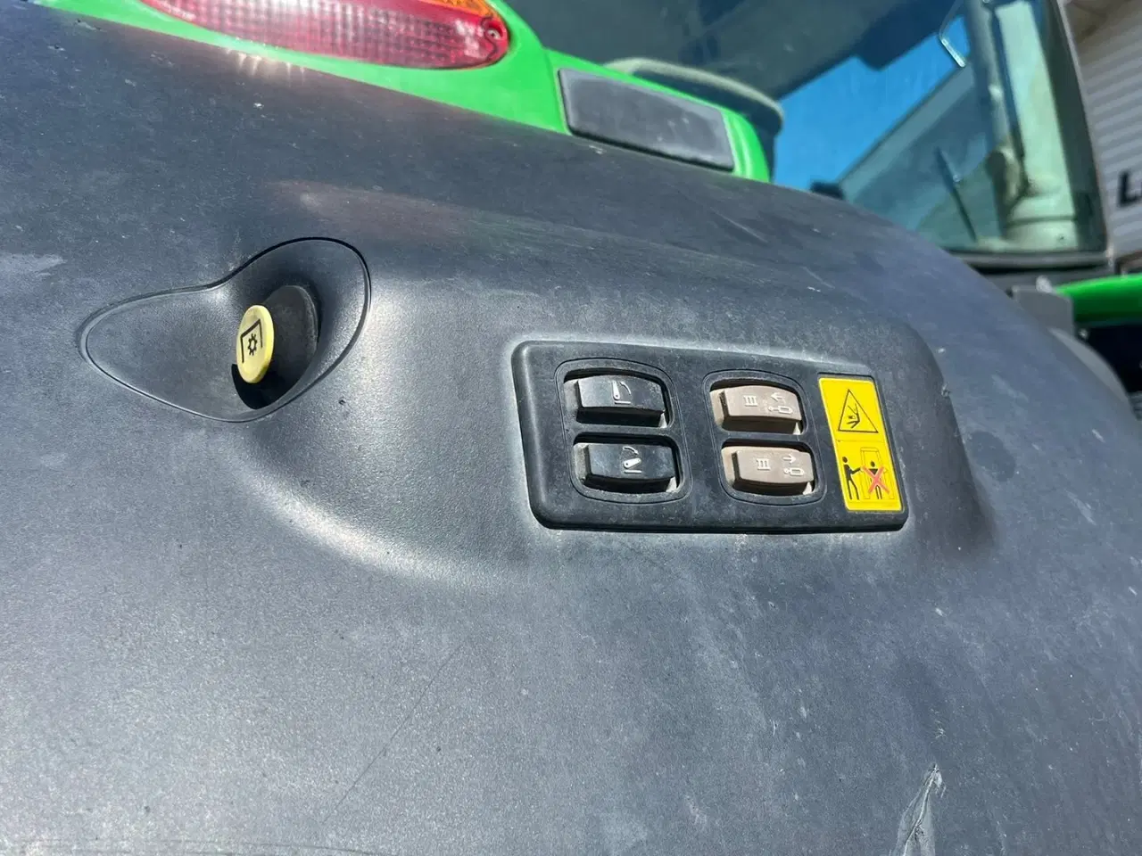 Billede 12 - John Deere 6215R Med frontlift og front PTO på