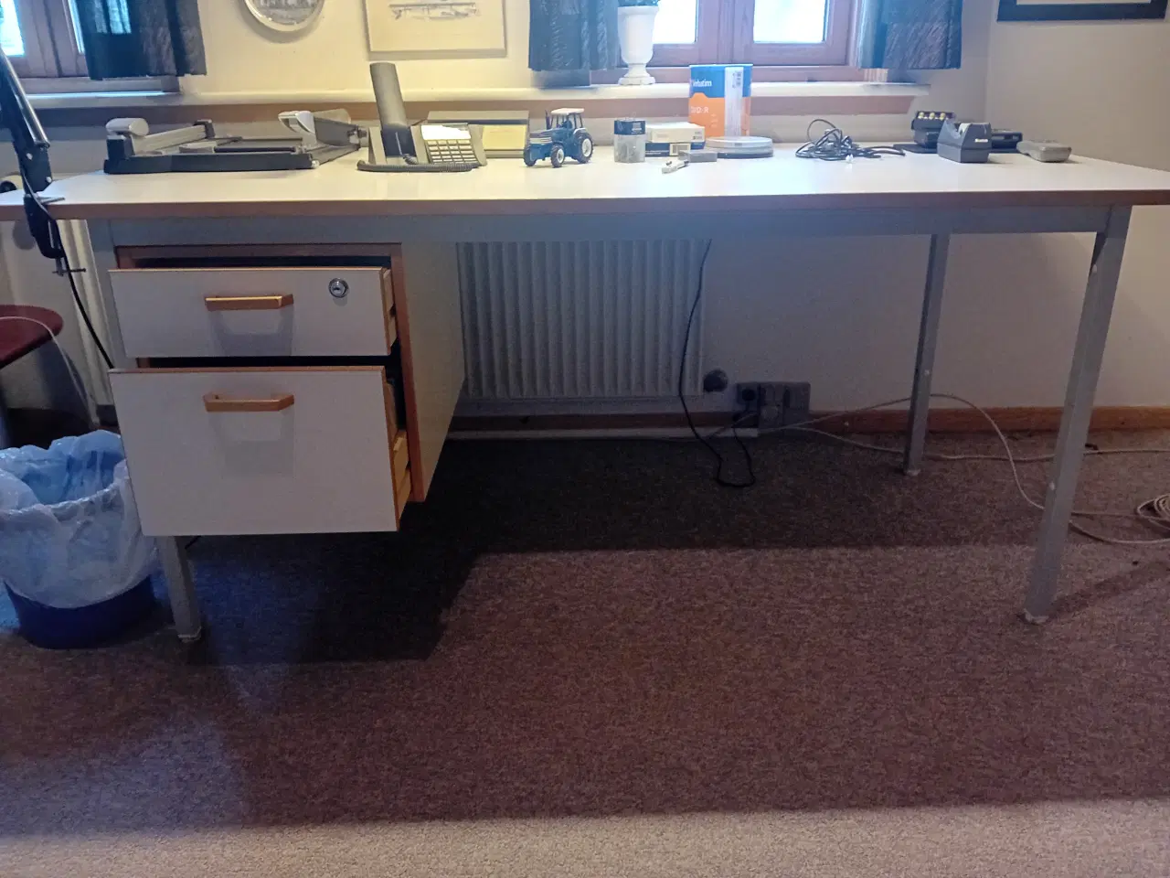 Billede 1 - Kontorskrivebord laminat med trækant og 2 skuffer