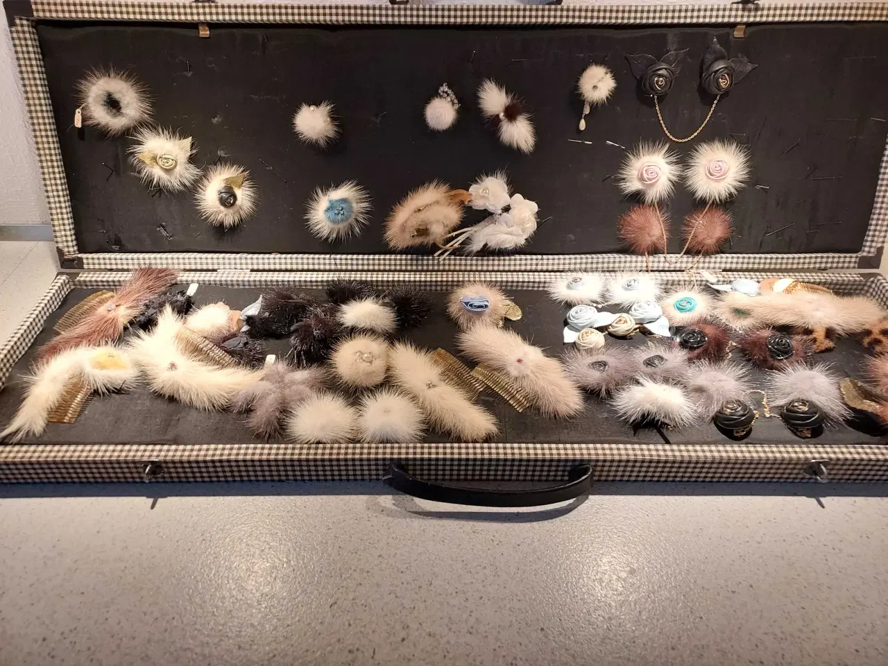 Billede 2 - Diverse bijouteri i flot kuffert