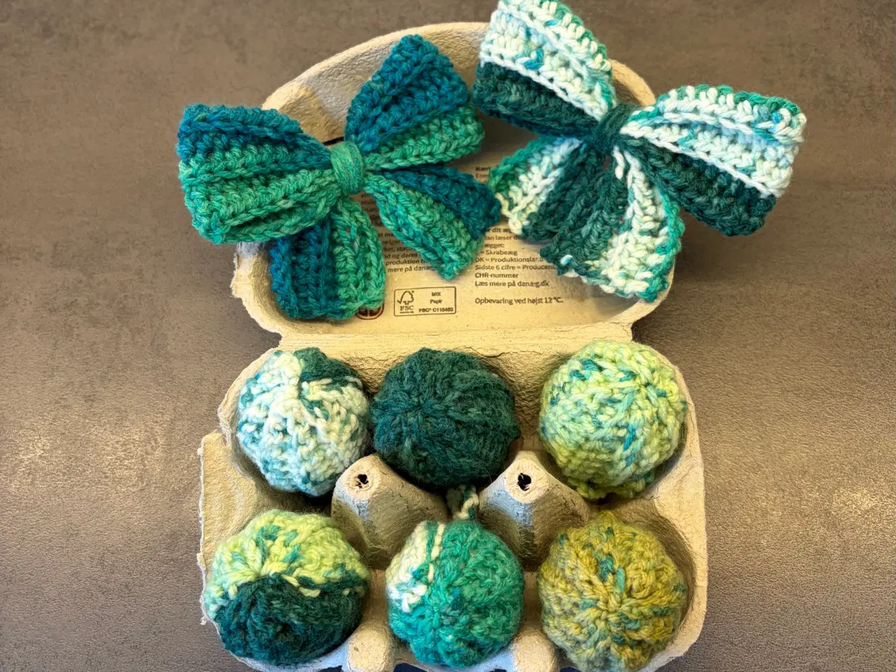 Billede 2 - Påskepynt i flerfarvet garn