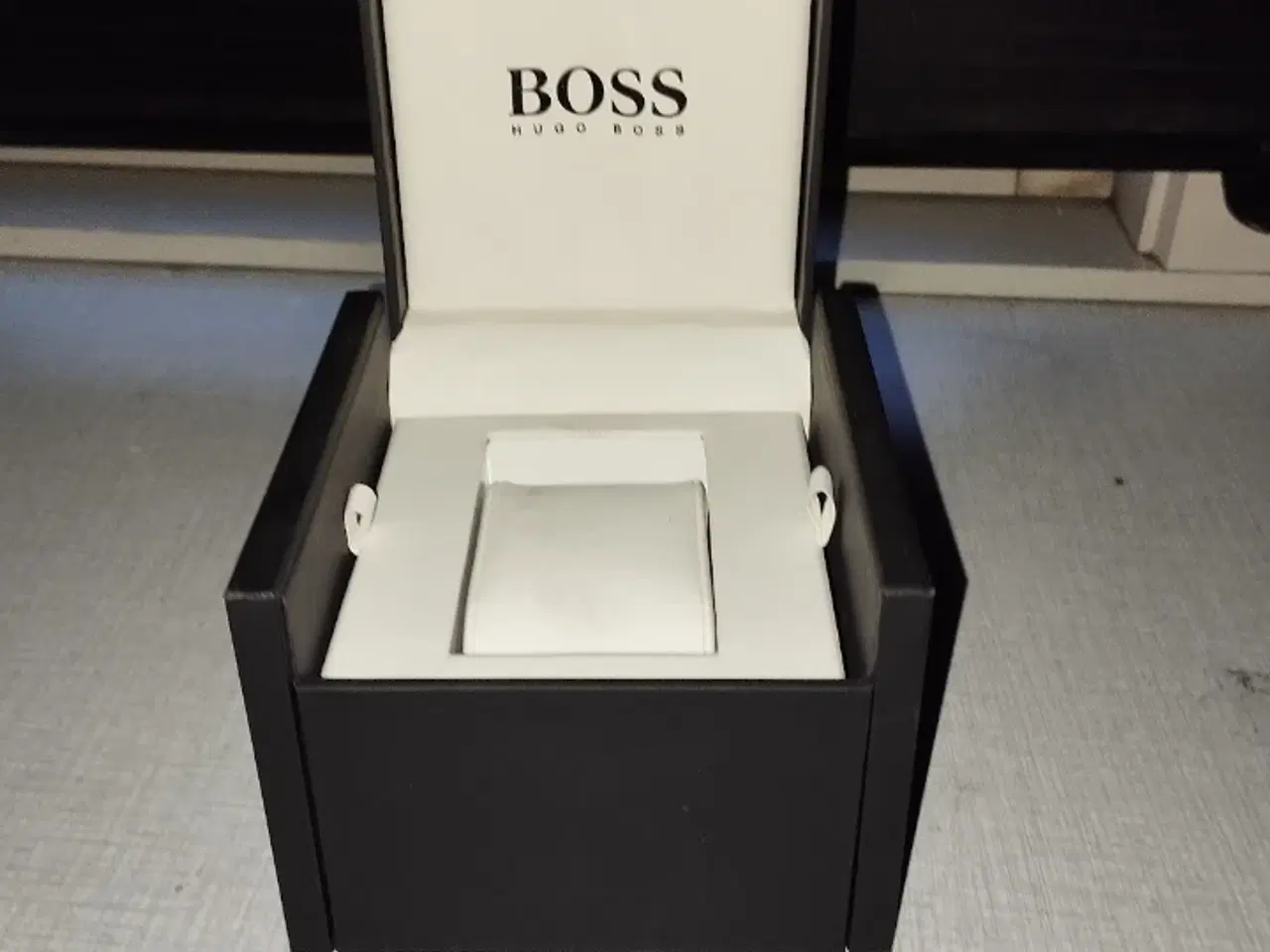 Billede 8 - Hugo Boss trøjere og ur med hvid gummirem 