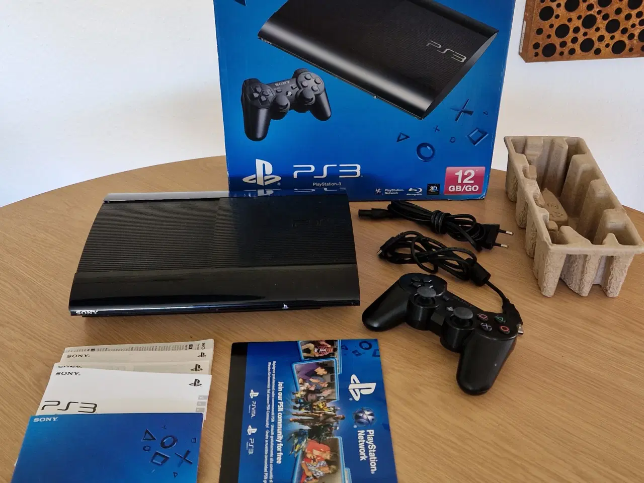 Billede 1 - 🎮 PlayStation3 Super Slim med kasse & controller 