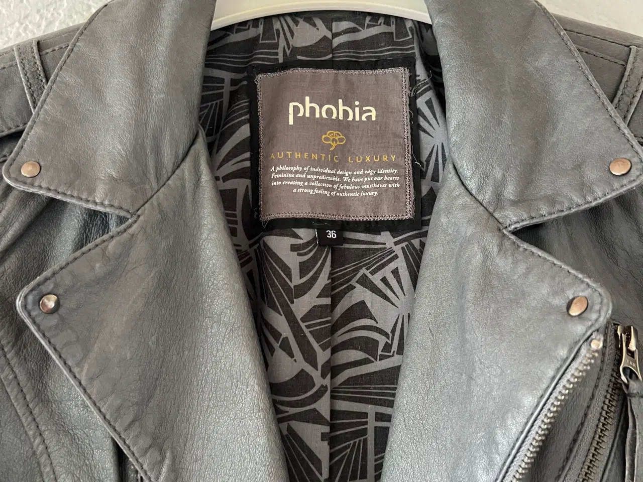 Billede 10 - Grå Skindjakke fra Phobia. (Str. 36)