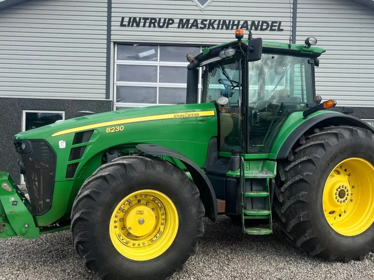 Billede 1 - John Deere 8230 Med frontlift